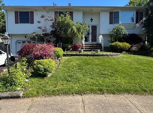 5 Timothy Ct, Edison, NJ 08837