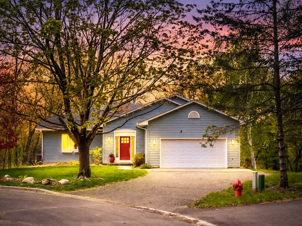 1731 Oakways St, Wayzata, MN 55391
