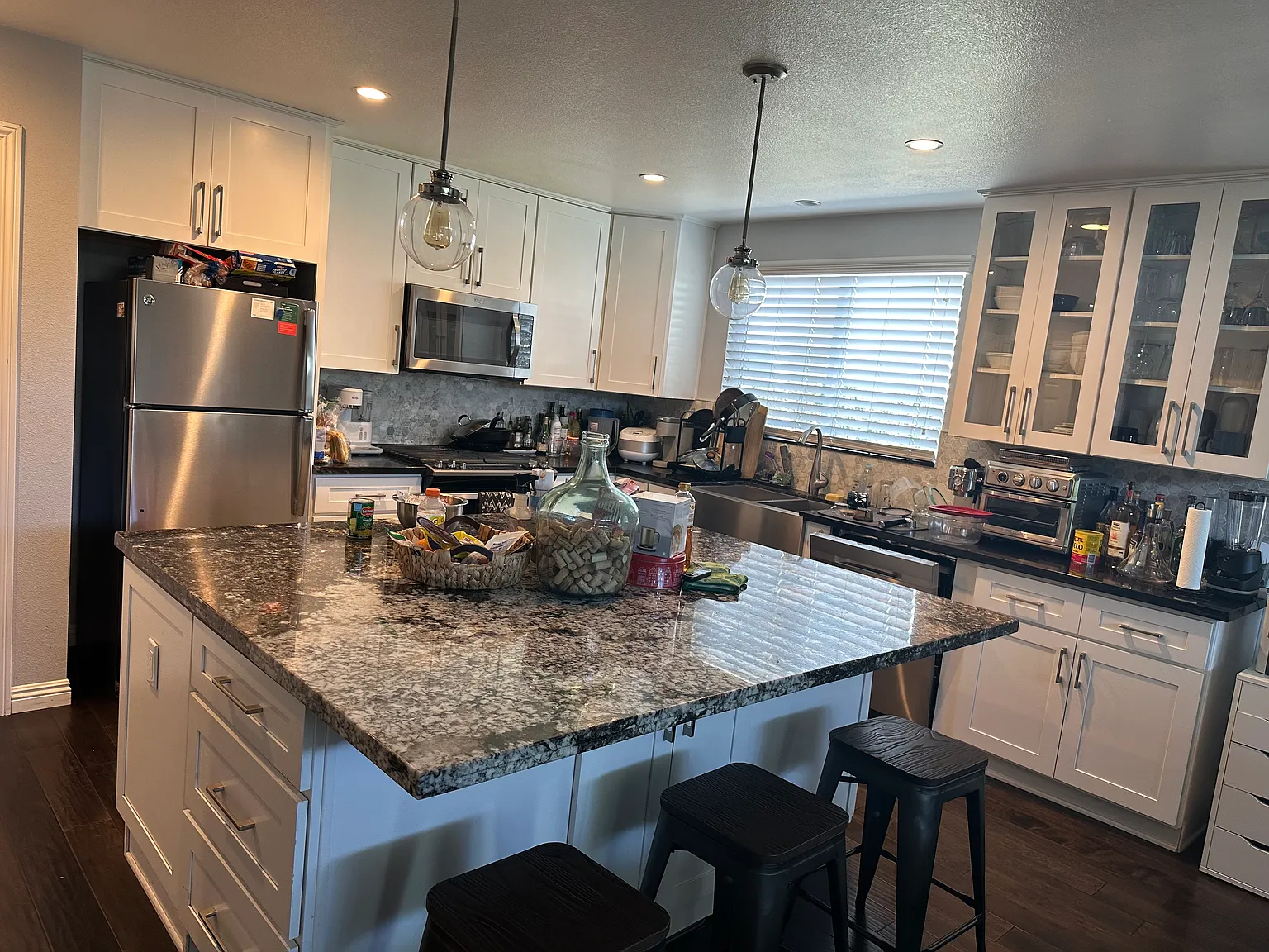 5 bed, 2200 sqft, $950 — Photo 1