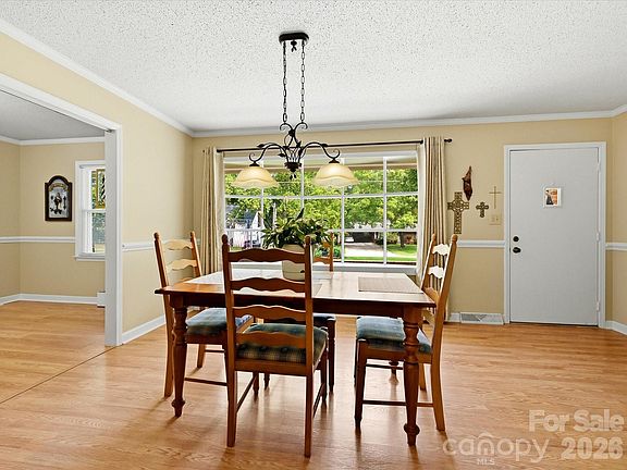 5th image of 8812 Crestwood Dr