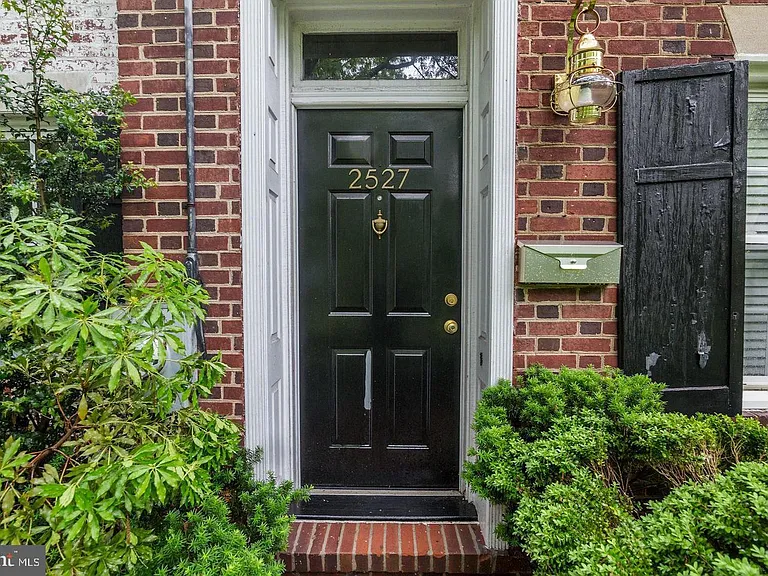 2527 Waterside Dr NW — Photo 2