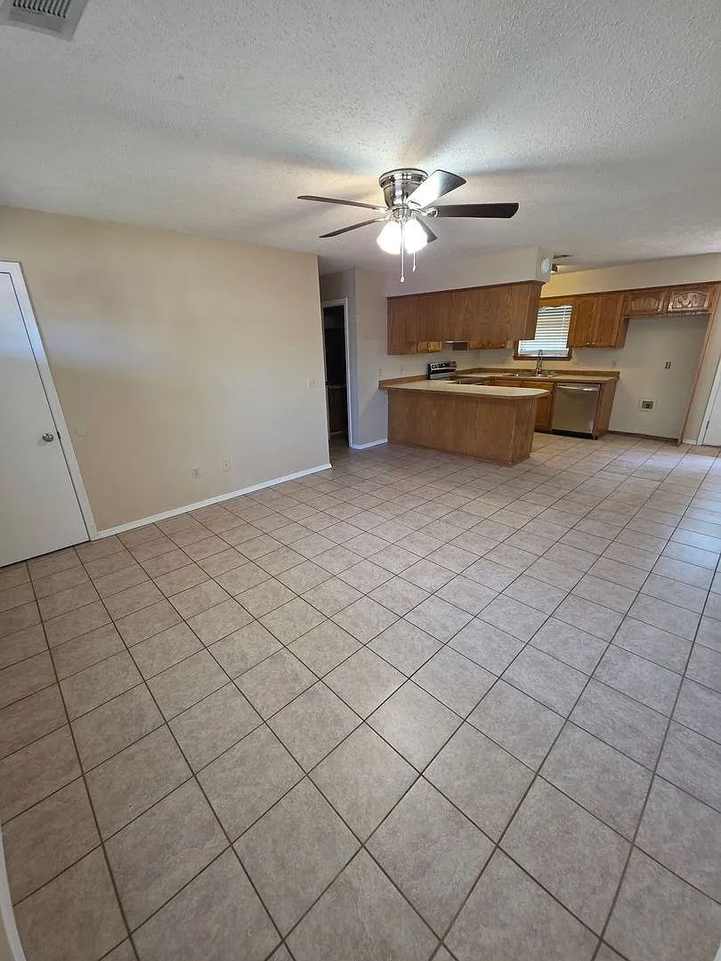 1508 E L St — Photo 4