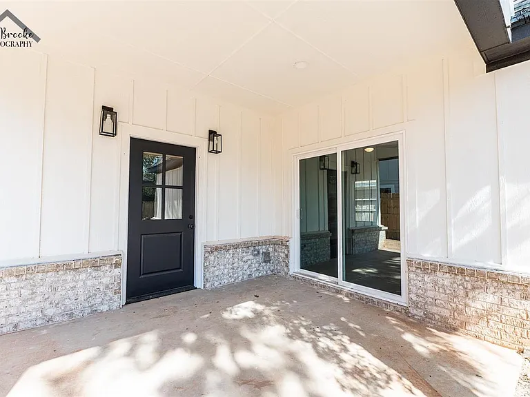 103 W Aldine St — Photo 27