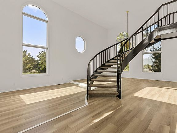 5th image of 1217 N Horsemans Park Dr