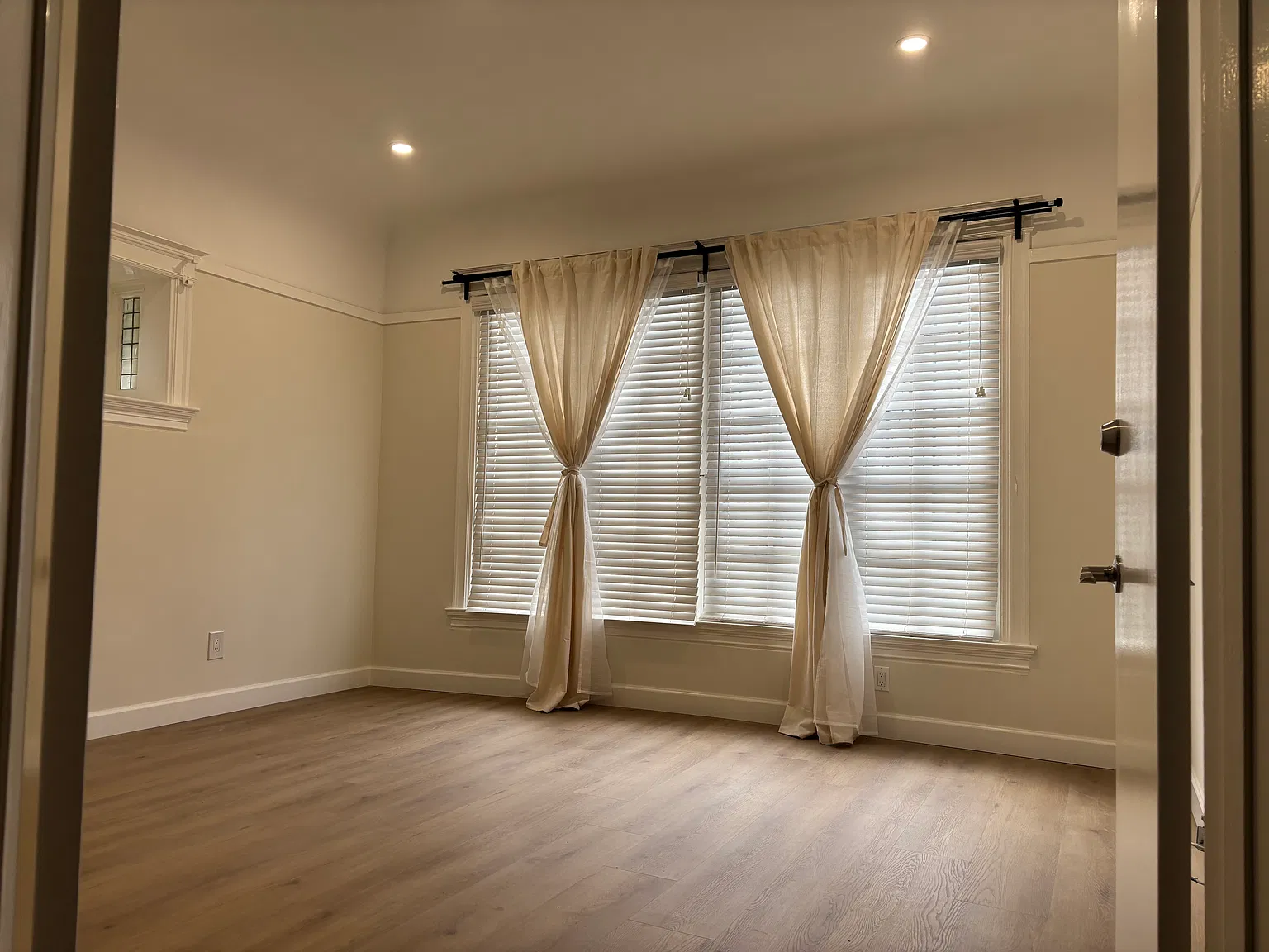 2 bed, 1184 sqft, $2,900 — Photo 3