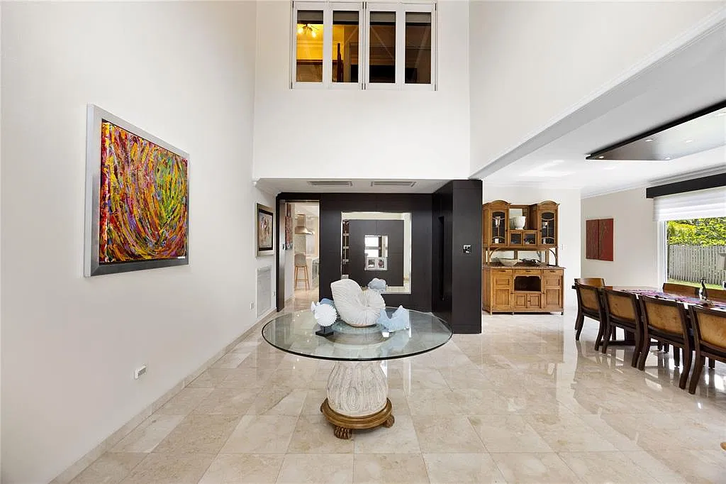 5 bed, 4.5 bath, 4000 sqft, $20,000 — Photo 2