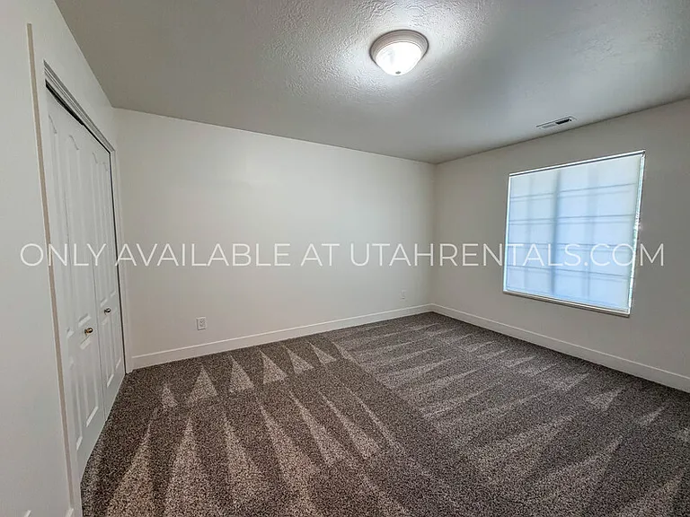 960 N Eastview Dr — Photo 30