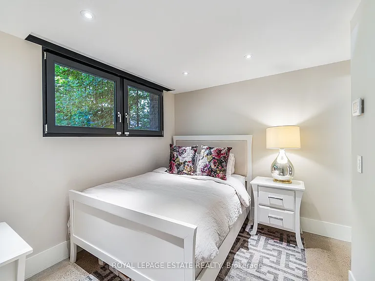11 Pine Cres — Photo 44