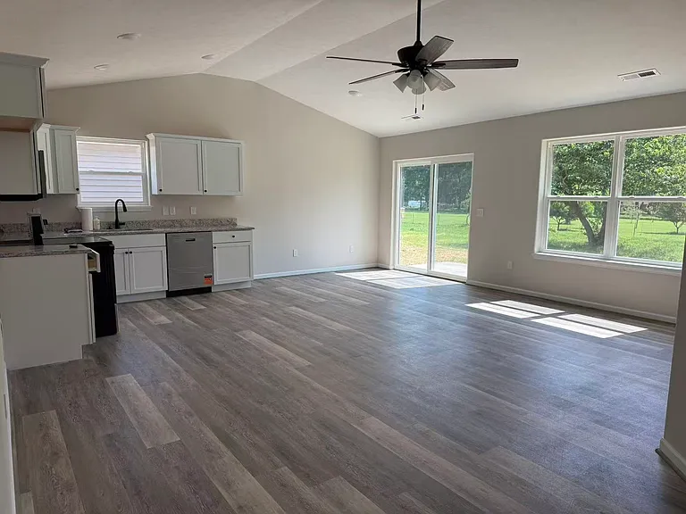 526 S Troy Ave — Photo 3