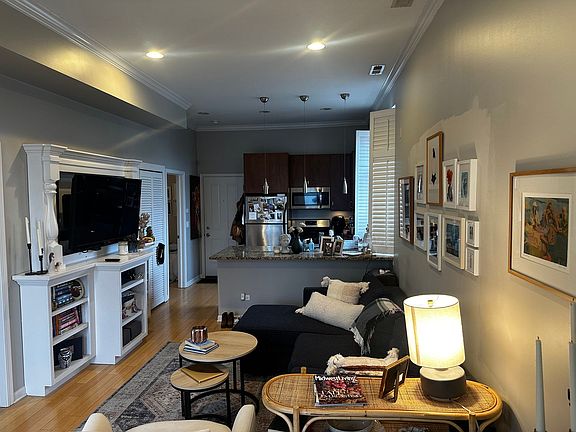 2nd image of 1342 N Claremont Ave APT 3R