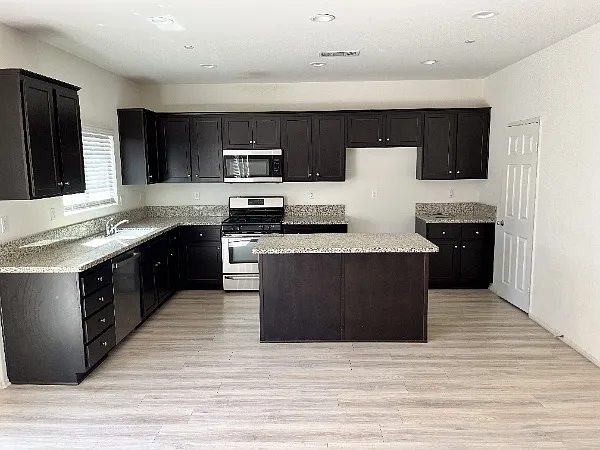 Kitchen with Granite Countertops and walk-in pantry - 5398 Mission Rock Way