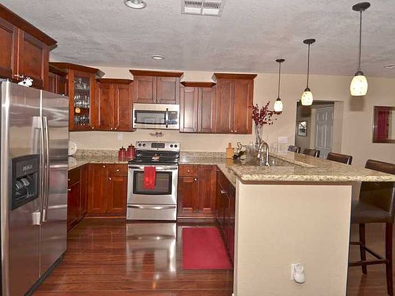 4th image of 719 42nd Ave NE
