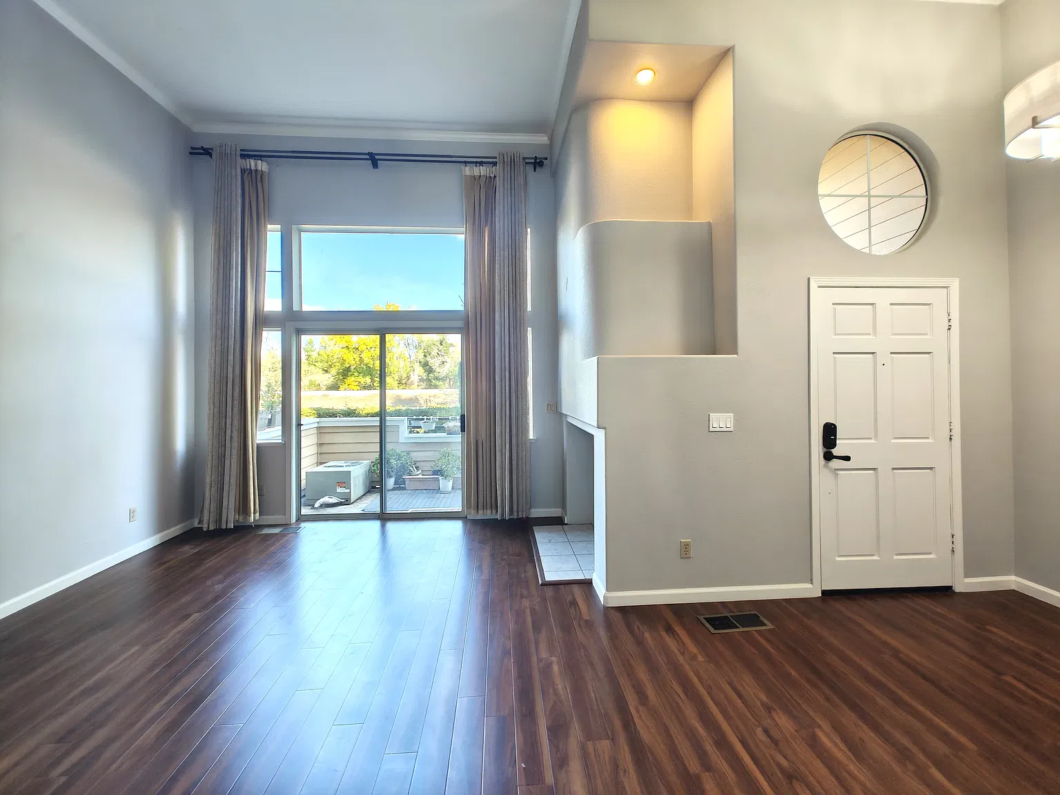 3 bed, 2.5 bath, 1887 sqft, $4,950 — Photo 4