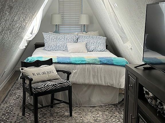 UPSTAIRS QUEEN BED 1