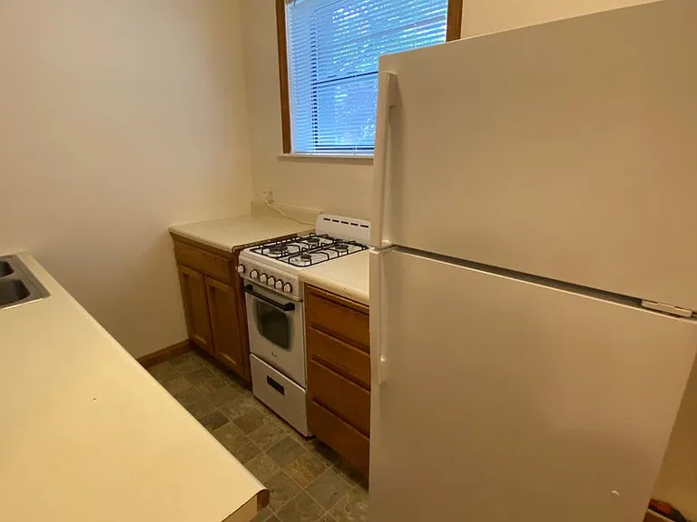 Regis Apartments — Photo 33