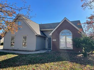 1801 Alvamar Pl, Lawrence, KS 66047