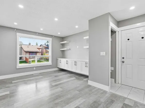 99 Pinecliff Close S, Calgary, AB T1Y 4N4