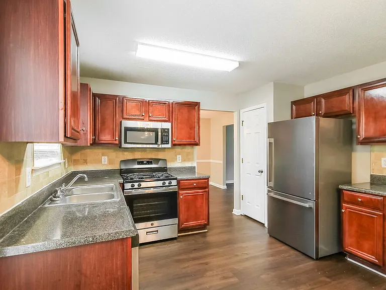 412 Peterson Dr — Photo 8