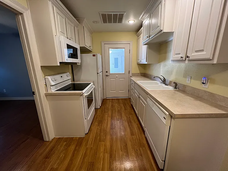1825 Glenway Dr — Photo 9