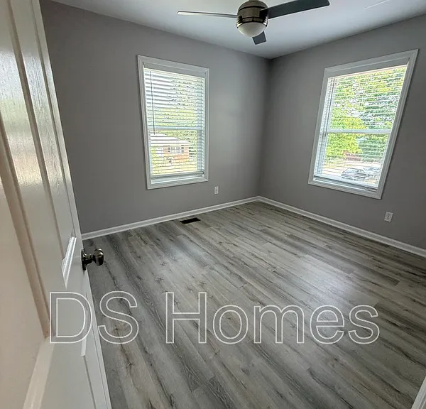 1028 Kent St — Photo 16