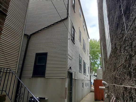 2nd image of 869 N Hermitage Ave #2R