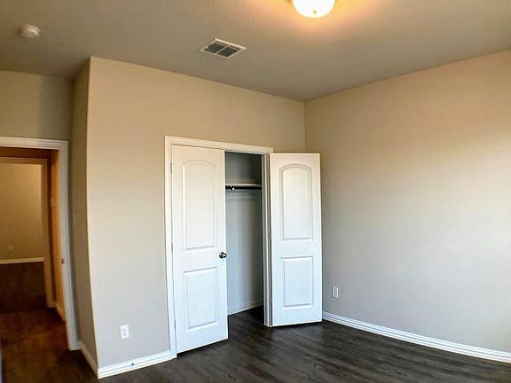 4th image of 2300 Courtney Ln