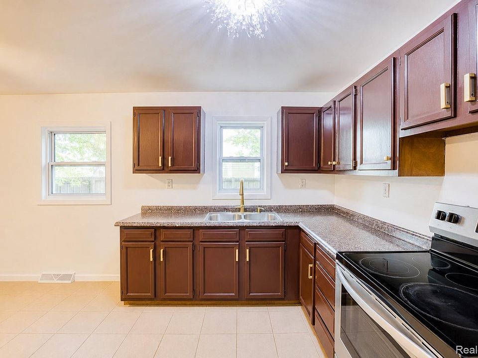 23075 Vance Ave, photo 15