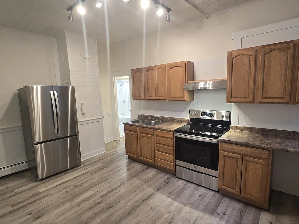 81 W Main St
