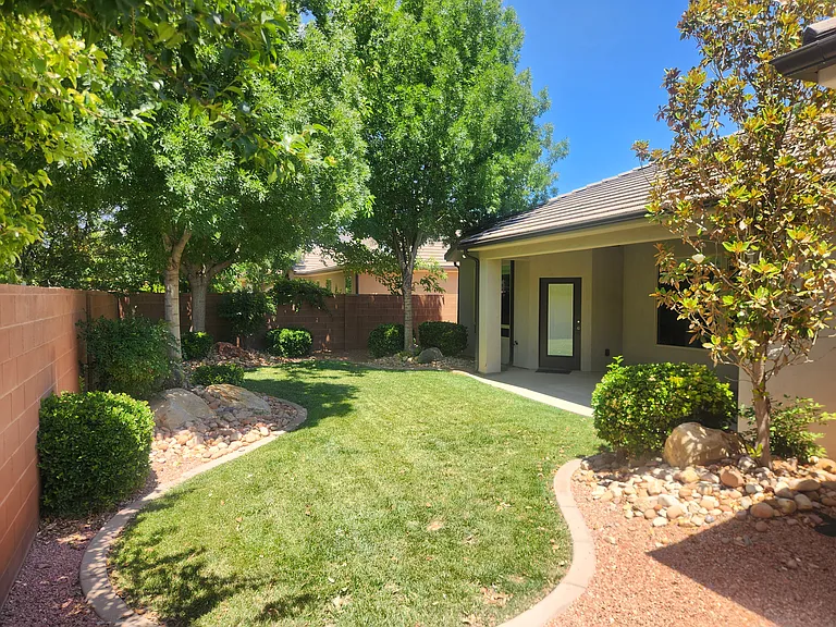 110 S Chalon Dr — Photo 35