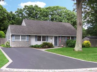 11 Sandy Hollow Ln, Ridge, NY 11961