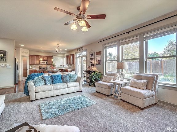 This spacious family room is fantastic... Lots of 'living' space to enjoy.  Excellent natural lighting with so many windows and 