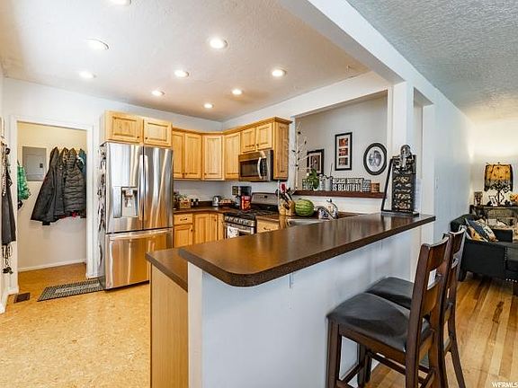 5th image of 1042 E Elgin Ave
