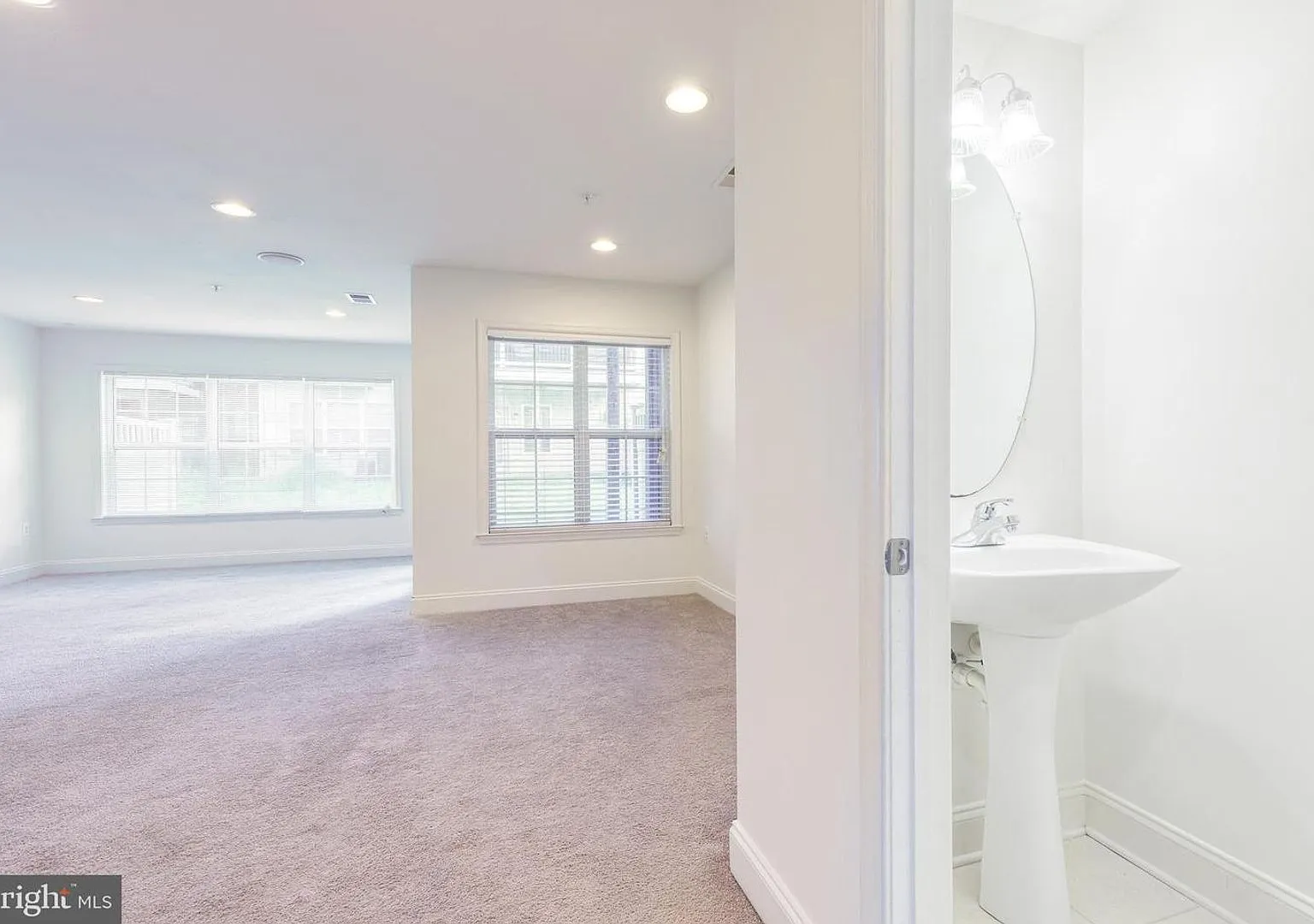 Stunning 3bd 2.5bth Garage Townhome in Owings Mills — Photo 3