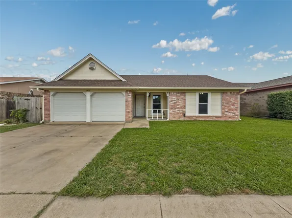 6412 Storm Dr, Watauga, TX 76148