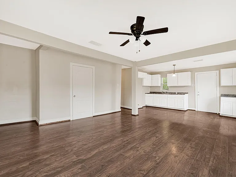 7526 Bywood St — Photo 5