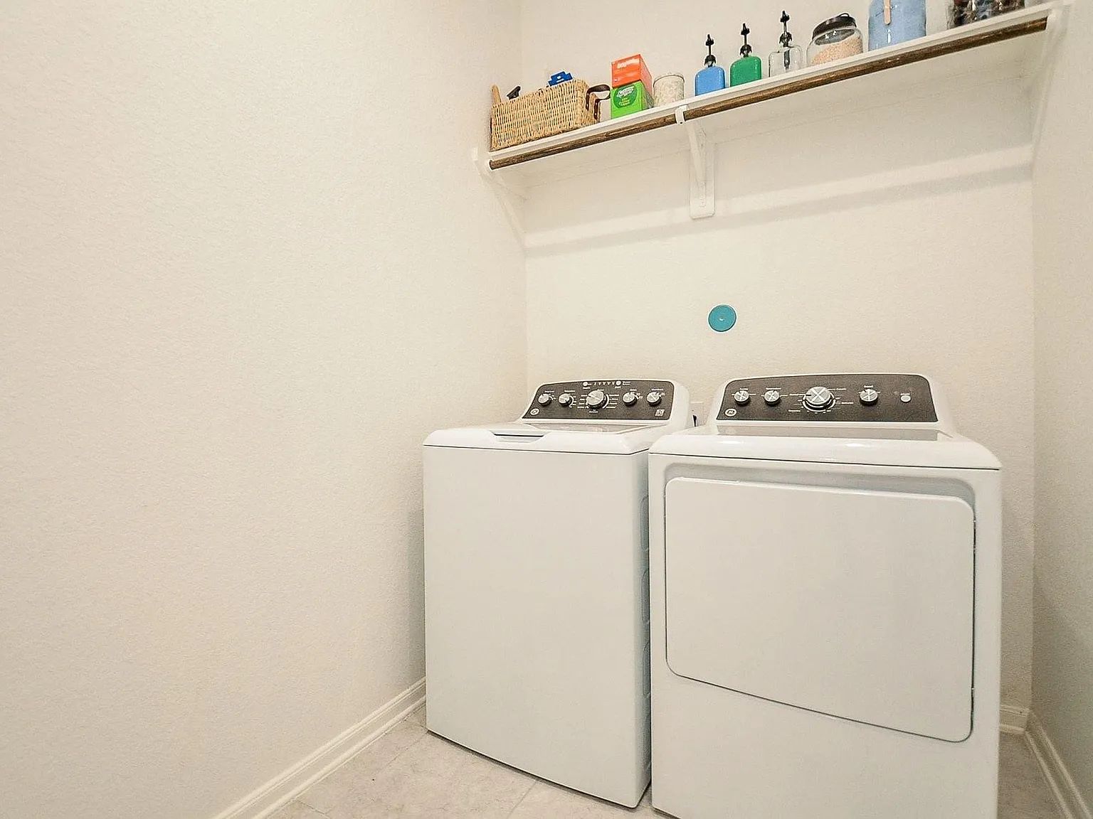 3 bed, 2.5 bath, 2100 sqft, $2,300 — Photo 4