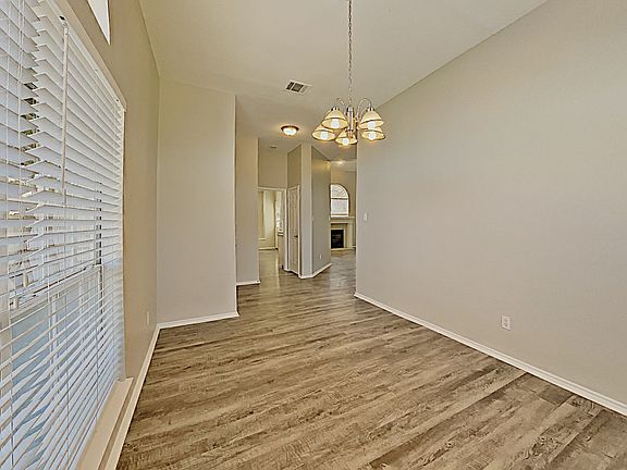 5th image of 2105 Montclair Ln