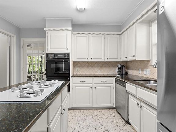 2nd image of 1621 Holly Pl