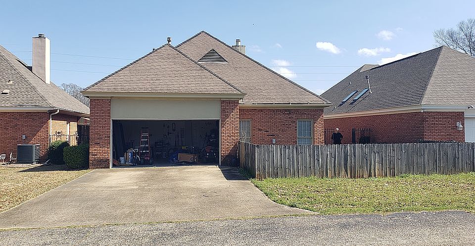 1st image of 144 Charleston Ct N
