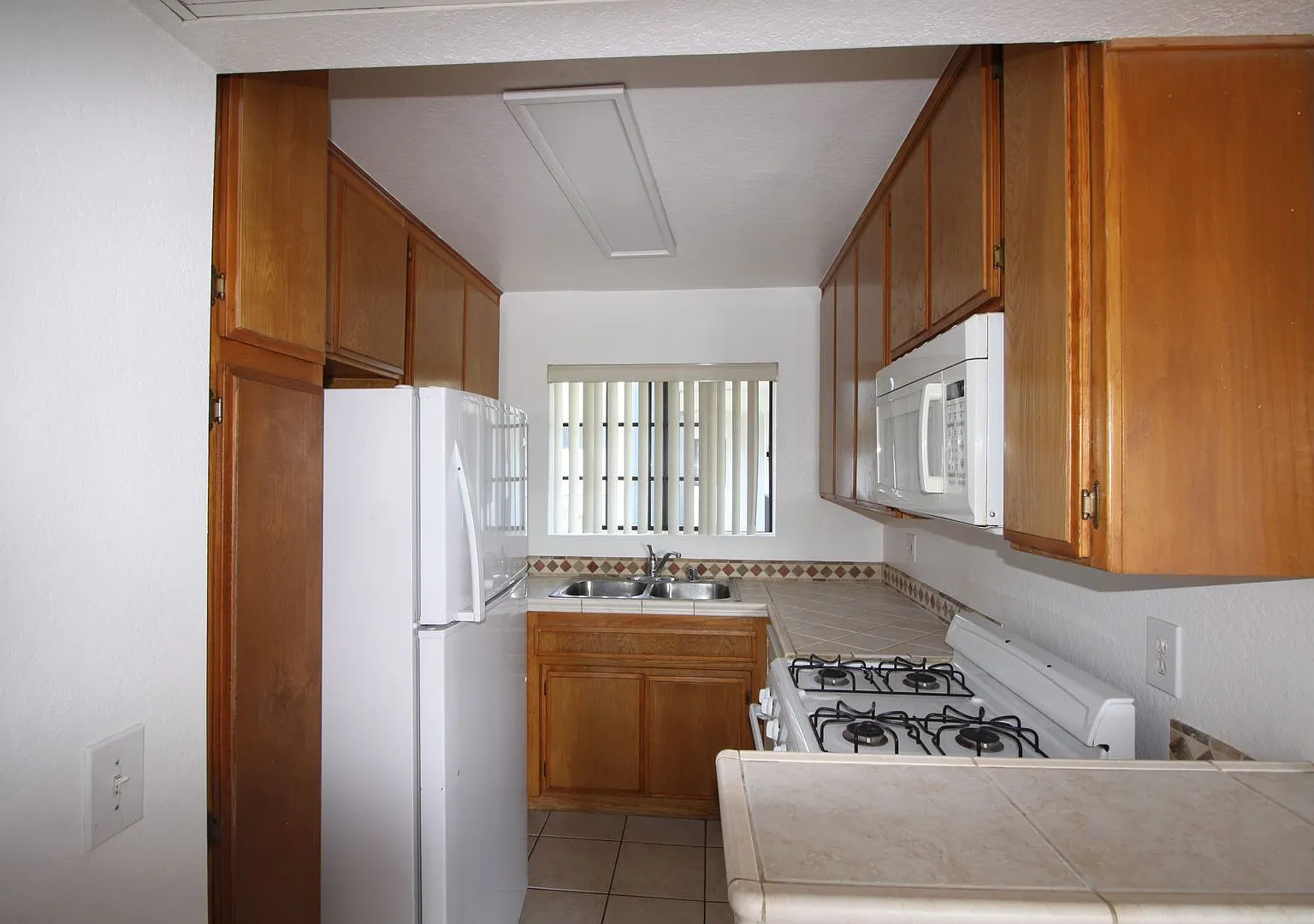 4844 Riverton Ave. — Photo 4