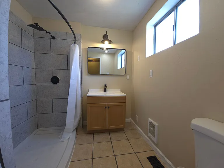 402 Oregon St — Photo 13