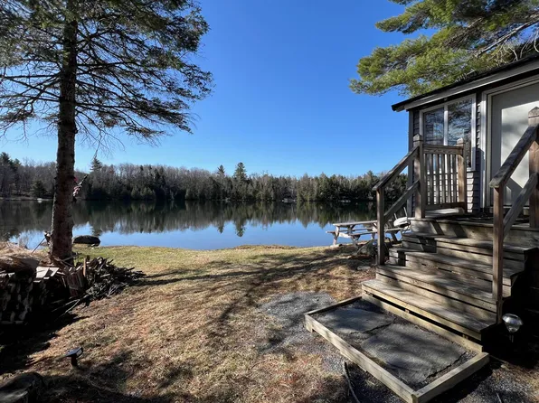 35 Swan Lane, Dexter, ME 04930