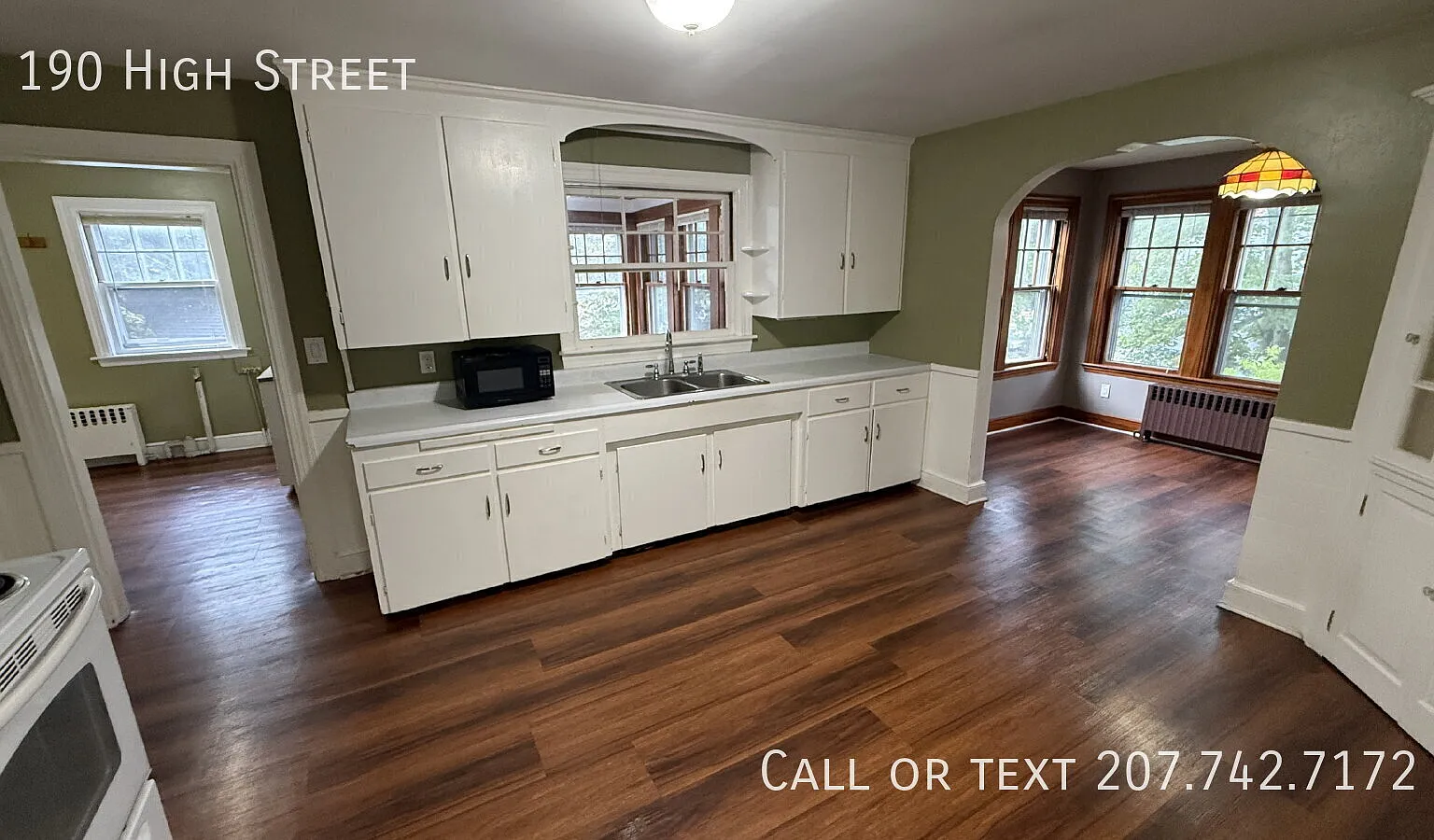 Large 2 BR second floor apartment with garage and laundry hook-ups — Photo 1