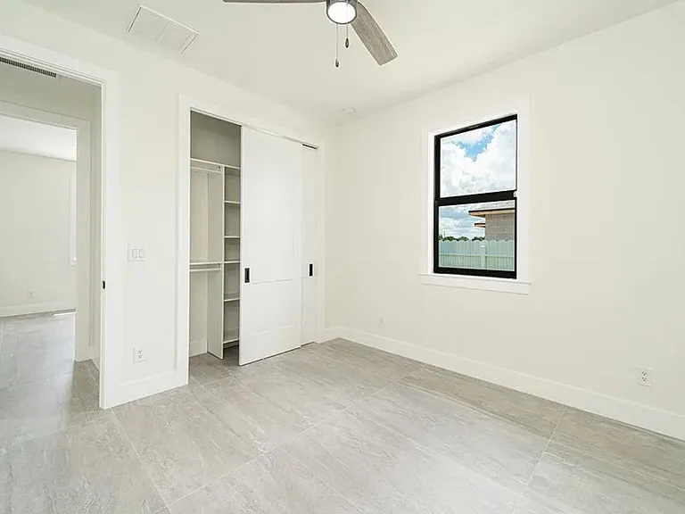 1005 NE 13th Pl — Photo 25