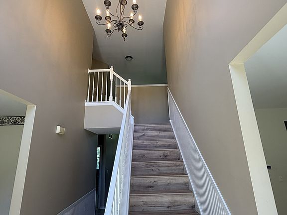 5th image of 575 Capital Ln
