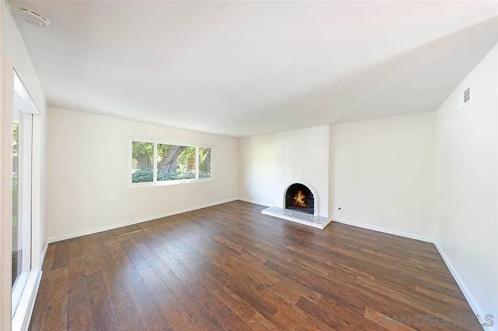 3 bed, 2.0 bath, 2075 sqft, $6,950 — Photo 2