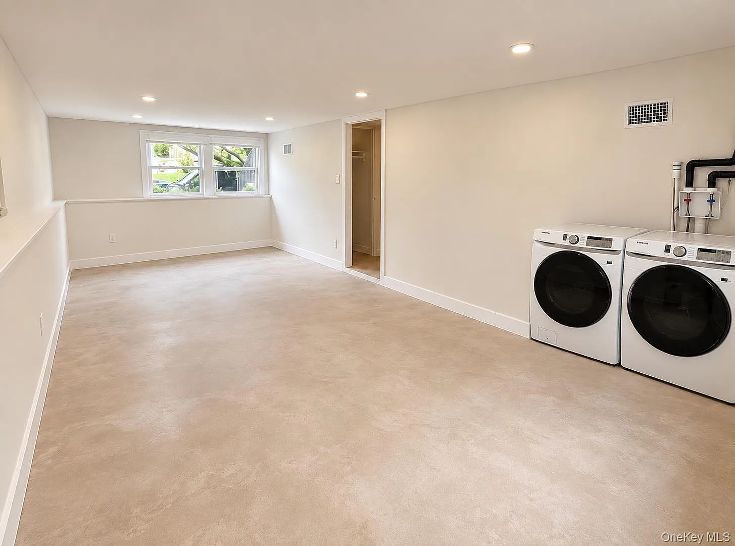 4 bed, 2.5 bath, 1560 sqft, $4,450 — Photo 2