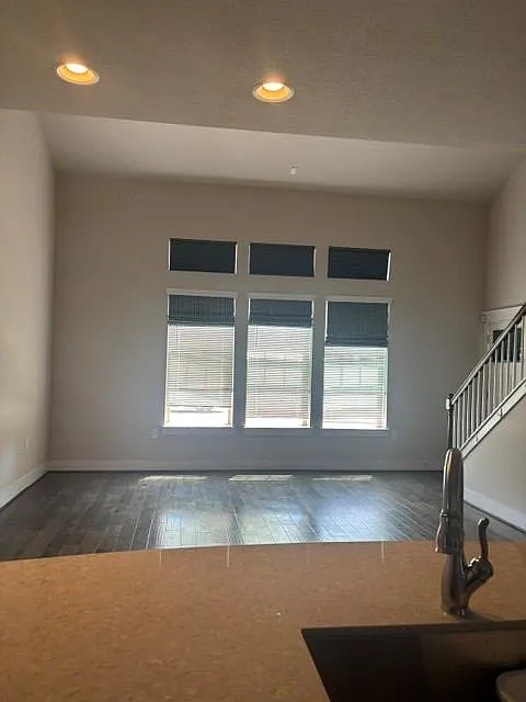 3 bed, 2.5 bath, 1616 sqft, $2,400 — Photo 4