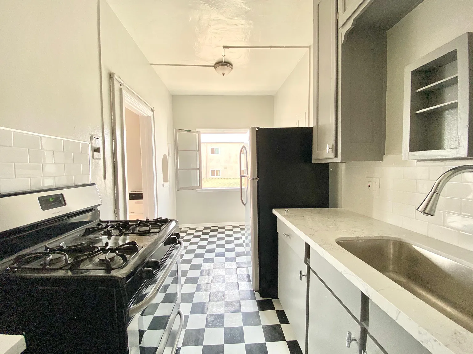Studio, 400 sqft, $1,595 — Photo 3