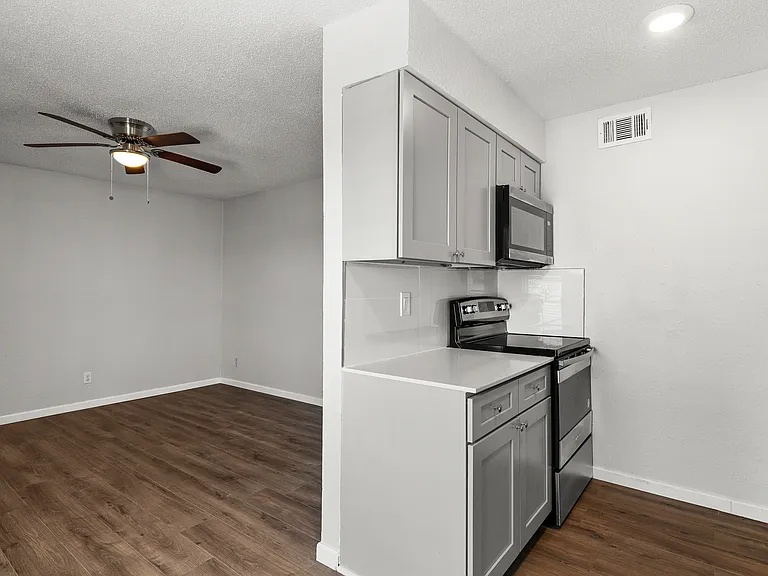 405 Root Ave #13 — Photo 8